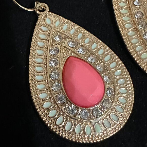 🧡🩷 ✨ Sparkly Gold Tone Pink/Coral & Green Stone Diamond Border Dangle Earrings - Picture 1 of 3